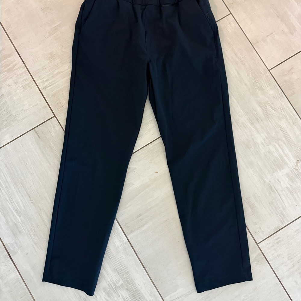 Vuori “Miles” ankle pant in ink (navy) size S